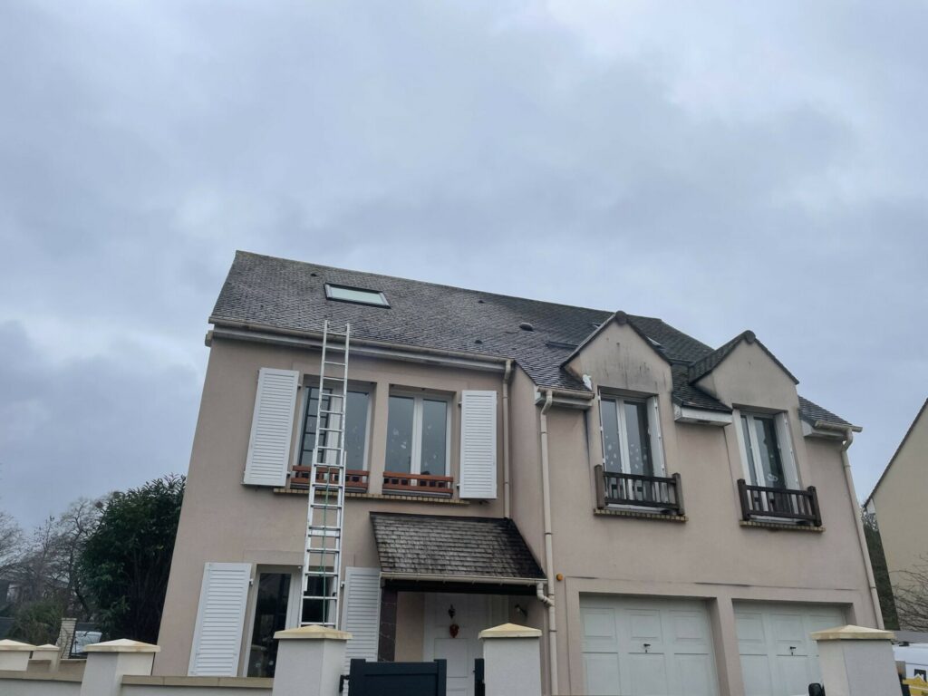 Maison 95 Soisy sous montmorency : PENDANT - peinture façade et boiseries cache moineaux sous toiture - nettoyage façade par Dylan Winterstein - façadier 95