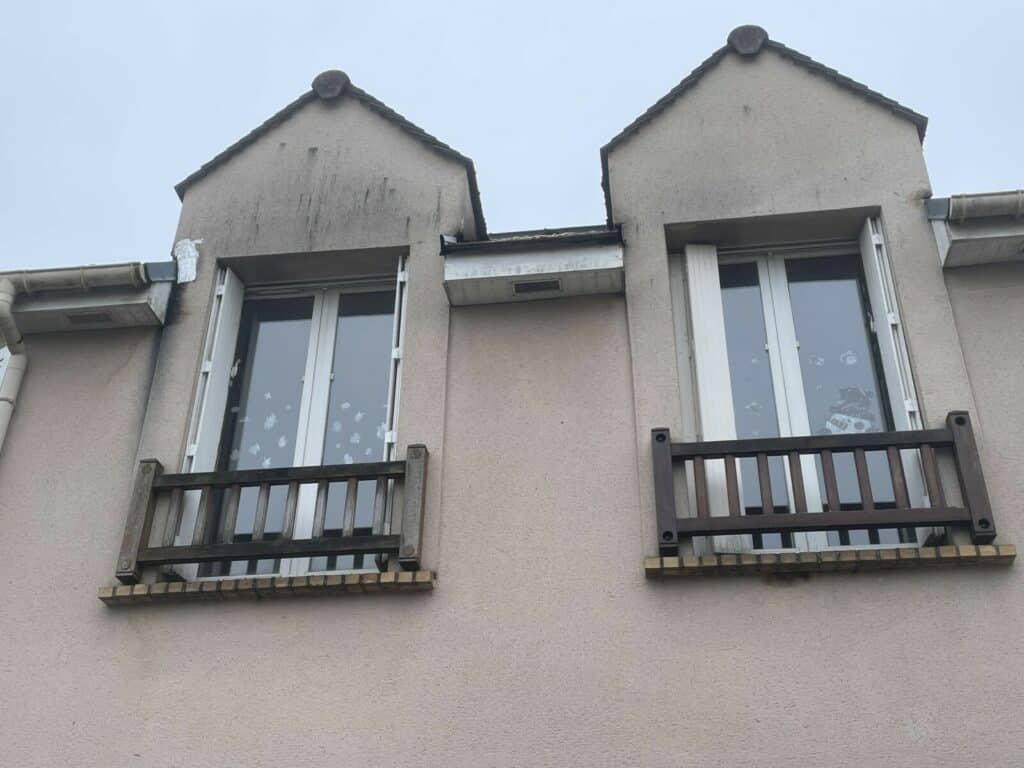 Maison 95 Soisy sous montmorency : avant peinture façade et boiseries cache moineaux sous toiture et nettoyage par Dylan Winterstein - façadier 95