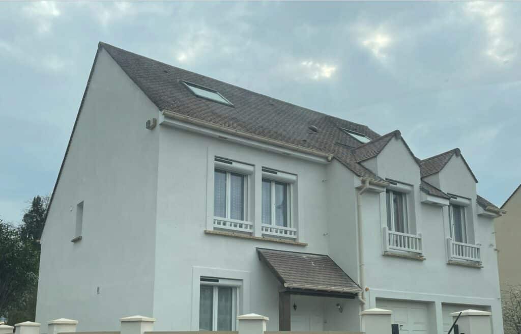 Maison 95 Soisy sous montmorency : APRÈS peinture façade et boiseries cache moineaux sous toiture et nettoyage par Dylan Winterstein - façadier 95
