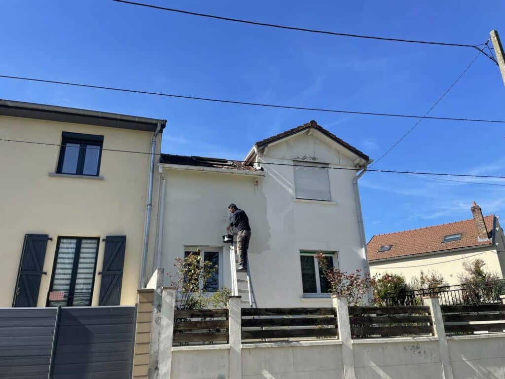 maison à 95 Sarcelle, Dylan Winterstein a réalisé le ravalement de la façade, mais aussi divers travaux de préparation (reprise de fissures, de trous)