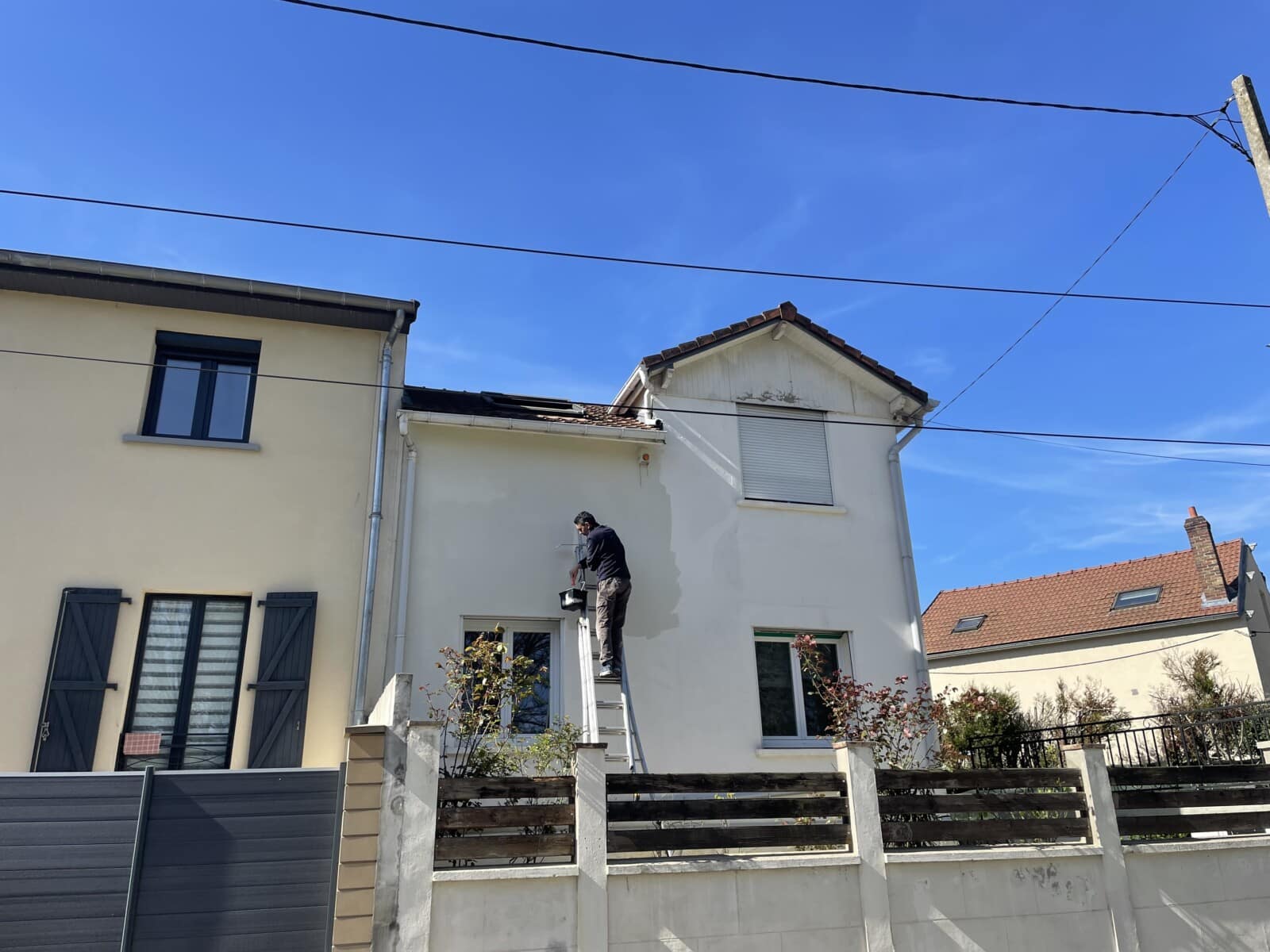 maison à 95 Sarcelle, Dylan Winterstein a réalisé le ravalement de la façade, mais aussi divers travaux de préparation (reprise de fissures, de trous)